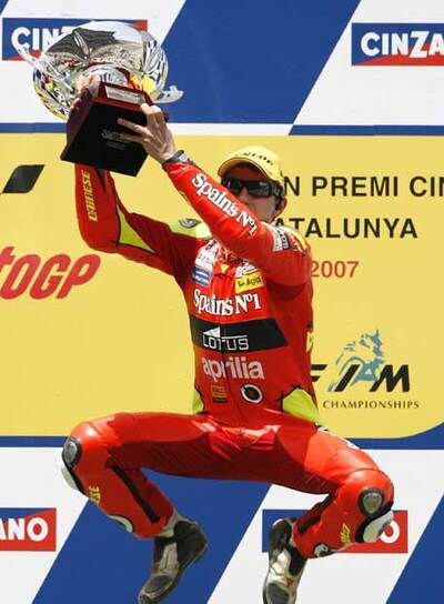 Lorenzo salta en el podio para celebrar su victoria.