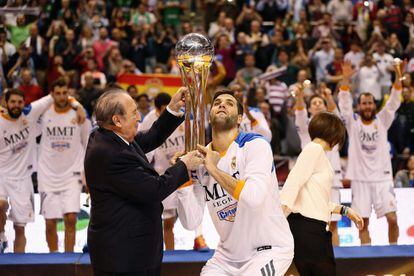 Eduardo Portela entrega el trofeo de la Copa a Felipe Reyes