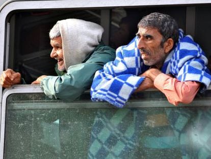 Dos refugiats treuen el cap per la finestra d'un tren a l'estació de la localitat croata de Tovarnik, a pocs quilòmetres de Sèrbia.