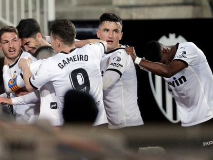 Los jugadores del Valencia celebran el primer gol marcado al Celta este sábado en Mestalla.