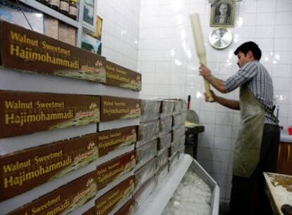 Fabricación artesanal de turrón en el viejo bazar de Urmia , Irán