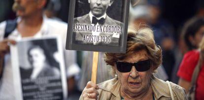 Víctimas de los crímenes de la Guerra Civil y el franquismo, en la concentración frente al Congreso.