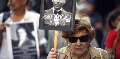 V&iacute;ctimas de los cr&iacute;menes de la Guerra Civil y el franquismo, en la concentraci&oacute;n frente al Congreso.