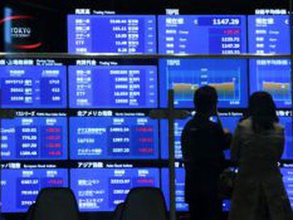 Imagen de un panel en la Bolsa de Tokyo. 
