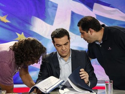 Tsipras, en la televisión, antes de la entrevista.