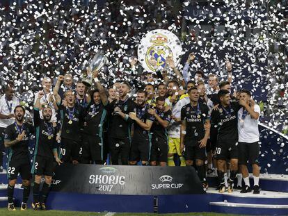El equipo merengue celebra la consecución de la  Supercopa de Europa.