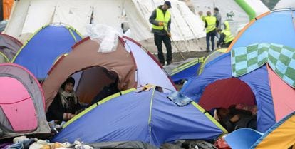 Un grupo de refugiados acampados esta semana en Roszke (Hungría).