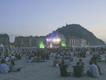 Ambiente en uno de los conciertos del Jazzaldia de la edici&oacute;n de 2014 programado en la playa de la Zurriola de San Sebasti&aacute;n.