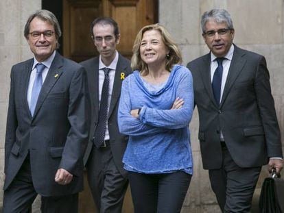 De izquierda a derecha, el expresidente Artur Mas; el asesor de la Generalitat, Jordi Moreso; y los exconsellers Joana Ortega y Francesc Homs, tras reunirse con el presidente de la Generalitat Quim Torra, este martes.