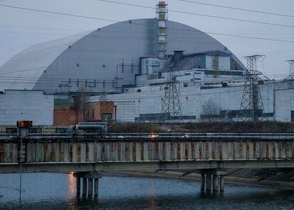 La estructura que cubre el sarcófago donde se encuentra el reactor cuatro de la central nuclear de Chernóbil.
