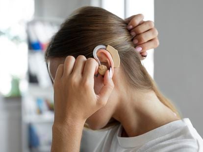 Una mujer joven con un implante auditivo.