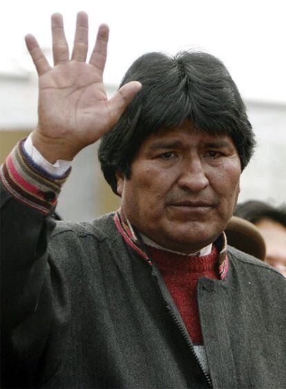 Evo Morales saluda a sus seguidores tras la aprobación de la ley por el Congreso