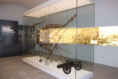 Vitrina con armas en el nuevo espacio del Centro de Interpretaci&oacute;n del Castillo de Montju&iuml;c.