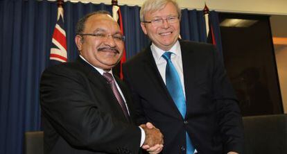 Los primeros ministros de Australia y Papúa Nueva Guinea tras firmar el acuerdo.