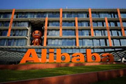 Logo de Alibaba en su sede, en Hangzhou (China).