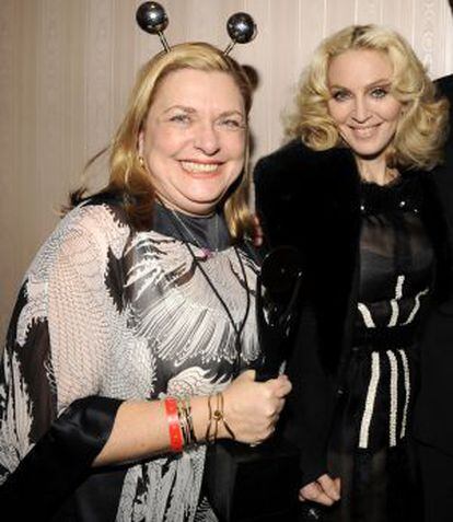 Liz Rosenberg, con sus características diademas, en una fiesta con Madonna en 2008.