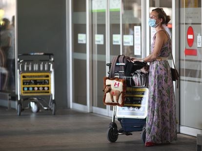Una pasajera transporta su equipaje en aeropuerto de Madrid-Barajas.