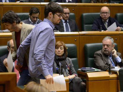 El portavoz de Podemos, Lander Mart&iacute;nez pasa por delante del consejero de Hacienda y Econom&iacute;a, Pedro Azpiazu.