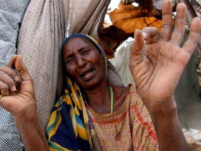 Una mujer pide ayuda en Wajir, a unos 1.400 kilómetros al norte de Nairobi (Kenia).