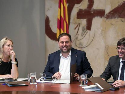 Neus Munt&eacute;, Oriol Junqueras y Carles Puigdemont en una reuni&oacute;n  del Consejo Ejecutivo del Gobierno catal&aacute;n el 13 de junio.