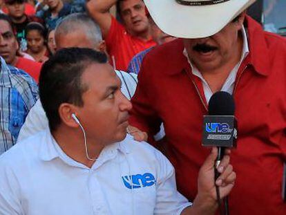 El reportero narraba una manifestación cerca de la Casa Presidencial en Honduras