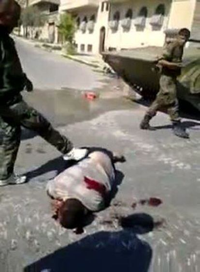 Imagen de un v&iacute;deo difundido en YouTube a principios de septiembre en el que un hombre herido es pateado supuestamente por militares sirios en Hama.