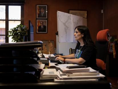 Sílvia Orriols, alcaldesa de Ripoll, trabaja con el ordenador en su despacho.