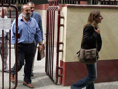 Joaquín Domínguez y María José Parrado, ayer, tras declarar ante la policía.