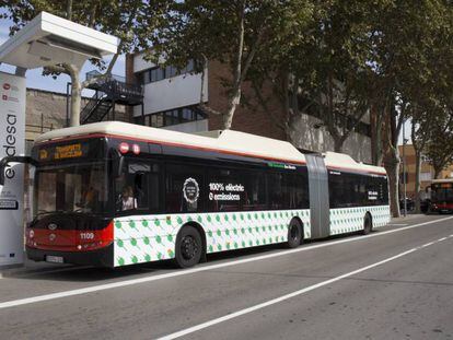 Un autob&uacute;s en un punto de carga el&eacute;ctrica.