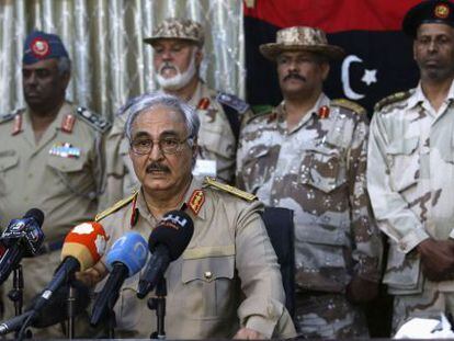 El general Khalifa Hiftar durante una conferencia de prensa el mi&eacute;rcoles en un club deportivo en Abyar, al este de Bengasi.