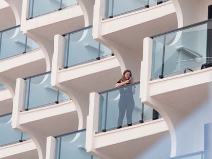 Una turista habla por su teléfono móvil en la terraza de un hotel de Palma de Mallorca, el 24 de agosto.