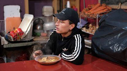 Un chico come sopa en un barrio popular de Buenos Aires.