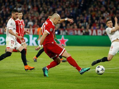 Robben remata ante Lenglet y Escudero.