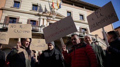 Unas cien personas se manifestaron en enero en la plaza de Ayuntamiento de Ripoll para reivindicar el derecho al empadronamiento de inmigrantes. Kike Rincón.