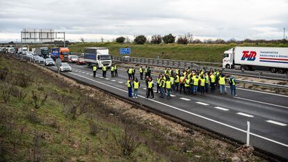 Un grupo de agricultores cortan el tráfico de la autovía A-42 a la altura de Illescas (Toledo), el 9 de febrero. 