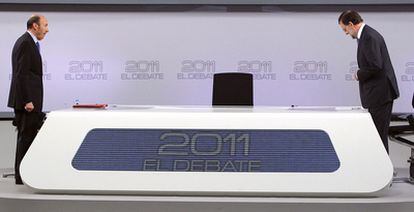 Alfredo Pérez Rubalcaba y Mariano Rajoy llegan a la mesa del plató donde celebraron el único debate televisado entre ellos en esta campaña.