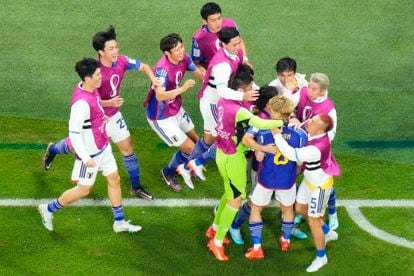 Los jugadores japoneses celebran el primer gol frente a España. 