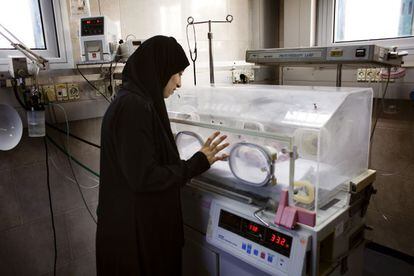 Hema, de 23 años, mira a su hija recién nacida que se recupera en una incubadora del hospital de Al-Shifa en Gaza, debido a que nació de manera prematura en la semana 33. La pequeña es la segunda hija de Hema,
