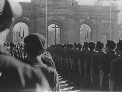 Fotografía agujereada de un desfile falangista en la Puerta de Alcalá de Madrid, en 1941.