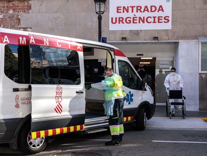 Varios sanitarios trasladan a un paciente en ambulancia al Hospital Clínico de València.