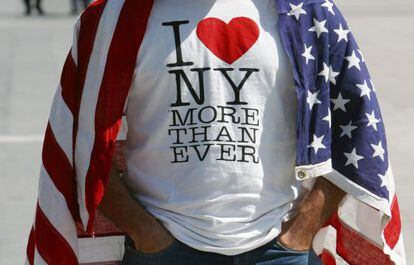 Un hombre, con el logo de Nueva York, tras el 11 de septiembre.