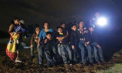 Nens i joves immigrants d'Honduras i El Salvador interceptats a Granjeno (Texas) el juny passat.