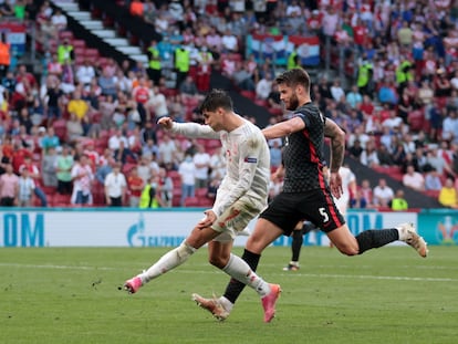 Álvaro Morata dispara contra Croacia en el partido de octavos de la Eurocopa