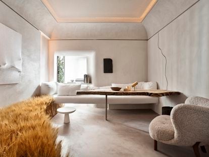 El interiorismo que la diseñadora Lorna de Santos presentó en la feria Casa Decor transmitía el espíritu vernáculo con sus superficies redondeadas acabadas a mano y los materiales naturales del mobiliario.
