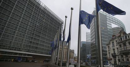 Banderas de la UE ondean a media asta este jueves frente a la sede del Ejecutivo comunitario, en Bruselas, tras el atentado contra el &#039;Carlie Hebdo&#039;.