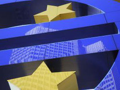 Edificio del Banco Central Europeo (BCE) reflejado sobre el s&iacute;mbolo del Euro, en Fr&aacute;ncfort.