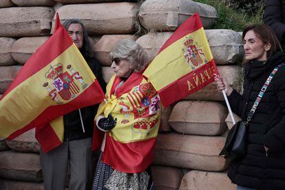 Participantes sujetan banderas de España durante la manifestación contra la amnistía este domingo en Madrid.