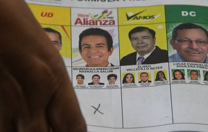 Miembros del TSE recuentan los votos en Tegucigalpa