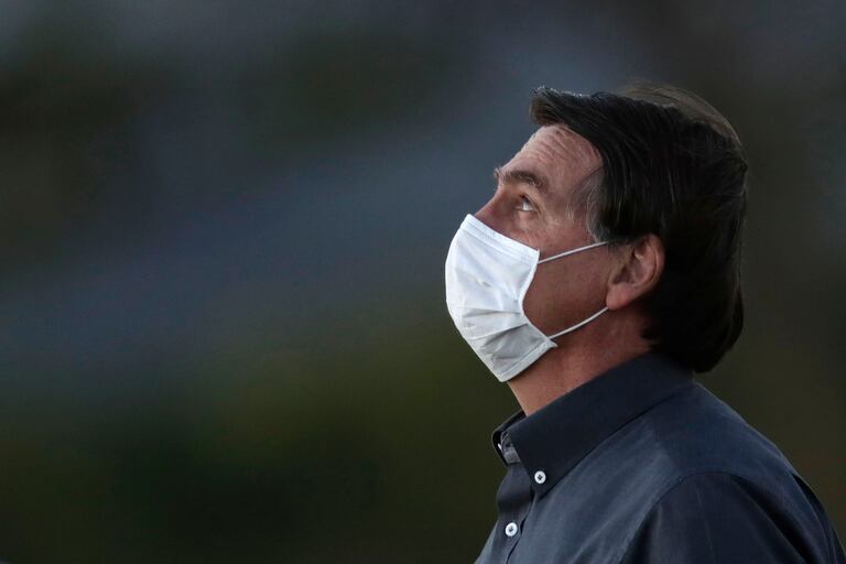 Jair Bolsonaro usa un tapabocas en una ceremonia oficial en Brasilia.