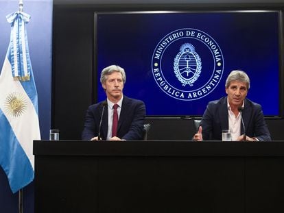 El presidente del Banco Central argentino, Santiago Bausili, y el ministro de Economía, Luis Caputo, este miércoles durante el anuncio del nuevo acuerdo con el FMI.